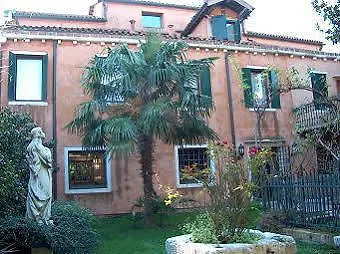 לינה וארוחת בוקר Domus Orsoni 3*